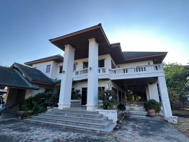 บ้านเดี่ยว 2 ชั้น เนื้อที่ใหญ่ 1 ไร่ 3 งาน 67.8 ตารางวา***ราคา: 18,500,000 บาท***ซอยบ้านสวน-เศรษฐกิจ 34ตำบลบ้านสวน อำเภอเมือง จังหวัดชลบุรีพื้นที่ใช้สอยตัวบ้านประมาณ 400 ตารางเมตร5 ห้องนอน5 ห้องน้ำ2 ห้องแม่บ้าน พร้อม 1 ห้องน้ำนอกตัวบ้านเบอร์โทร: 081-1757473LINE: suphasin..................................................