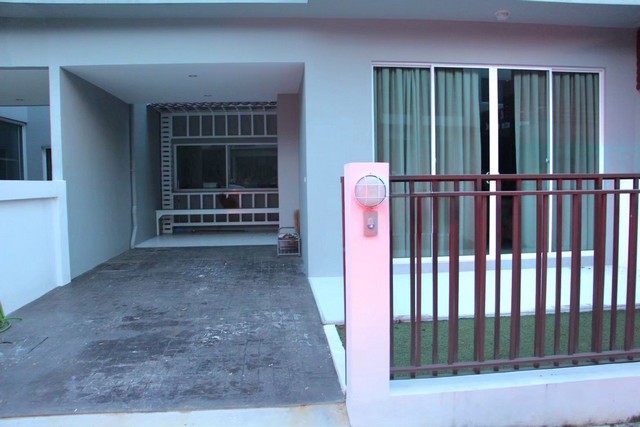 ให้เช่าทาวน์โฮม2ชั้น รามอินทรา ใกล้แฟชั่นไอส์แลนด์พื้นที่23ตรว.•แอร์จำนวน4เครื่อง •พร้อมเฟอร์นิเจอร์บางส่วน3ห้องนอน 3ห้องน้ำ ตั้งอยู่ในโครงการแฮปปี้โฮม รามอินทรา 101  แขวง เขต คันนายาว กรุงเทพฯ10230ใกล้ถนนวงแหวน รามอินทรา•ใกล้โรงพยาบาลนพรัตน์, สวนสยาม และ แฟชั่นไอส์แลนด์•พรอมานาด•รพ.นพรัตน์ราชธานี, สวนสยาม การเดินทาง– ตั้งบนถ.รามอินทรา– ใกล้วงแหวนกาญจนาภิเษ�