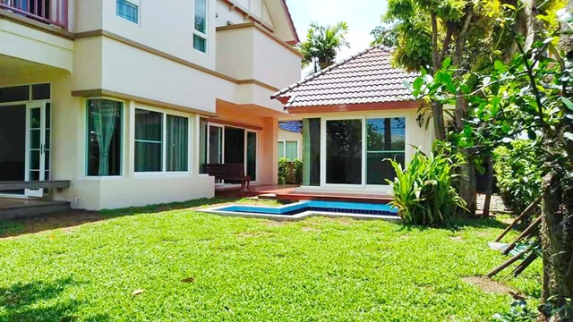 พร้อมเรือนรับรอง หัวมุม 5นอน โรบินสัน ราชพฤกษ์ 2.4 กม. ให้เช่าบ้านเดี่ยว 2 ชั้น 4 น้ำ 121 ตร.วา. 310 ตร.ม. พร้อมเฟอร์ฯ รพ.ปากเกร็ด 2 2.6 กม. ทำเลทอง ติดถนนใหญ่ ติดสวนหย่อม 49,999 B-M.รร.นานาชาติสิงคโปร์นนทบุรี 3.0 กม. เหมาะกับพักอาศัย ถ. ชัยพฤกษ์ guesthouse corner lot 5bed Robinson Ratchaphruek 2.4 km. For rent 2-story detached house with  4 bath 121 sq.wa. 310 sq.m. fully furnished. Pakkret 2 Hospital 2.6 km. Prime location next to main road and park. 49,999 B-M. Singapore International School Nonthaburi 3.0 km. Suitable for residential use. Chaiyaphruek Road.ทางด่วนแจ้งวัฒนะ มอเตอร์เวย