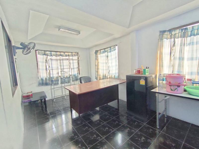 ##ขายบ้านเดี่ยว 2 ชั้น 67 ตรว. พร้อมสำนักงาน (ออฟฟิศ) มบ.ริเวอร์ปาร์ค อ.ลำลูกกา จ.ปทุมธานีโซน : ลำลูกกา, ปทุมธานีที่ตั้ง :  802/226 หมู่บ้านริเวอร์ปาร์ค ซอย12  ต.คูคต  อ.ลำลูกกา  จ.ปทุมธานี  12130ลักษณะโดยทั่วไป- บ้านเดี่ยวหลังใหญ่ 2 ชั้น  พร้อมสำนักงาน (ออฟฟิศ)- 8 ห้องนอน, 1 ห้องโถง, 2 ห้องออฟฟิศ,  4 ห้องน้ำ,  1 ห้องครัว, 1 โรงจอดรถ- เนื้อที่  67  ตรว., ย่านธุระกิจ- ต่อเติมด้านหน้าเป็นออฟฟิศ 2 ห้อง,  ด้�