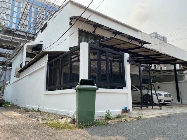 PP447 ขายทาวน์เฮ้าส์ 2 ชั้น ลาดพร้าว 26 ใกล้ MRT ลาดพร้าว 500 เมตร เหมาะซื้อทำโฮมออฟฟิศ อยู่อาศัย ปล่อยเช่า เดินทางสะดวก เข้าออกได้หลายเส้นทางขายราคา 15,000,000 บาทติดต่อ คุณช่อผกา 0616198565 LINE 0616198565หากไม่รับสาย รบกวนขอความกรุณาลูกค้า @line ทิ้งรูปและข้อมูลไว้นะคะhttps://line.me/ti/p/zu0mm-ozFX-ขายทาวน์เฮ้าส์ 2 ชั้น ลาดพร้าว 26 ใกล้ MRT ลาดพร้าว 500 เมตร-ที่ดินขนาด 48 ตรว หลังมุม-3 ห้องนอน 3 ห้องน้ำ -ที่จอดรถ 2 คัน ที่