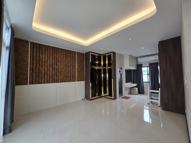 ให้เช่า โฮมออฟฟิศ Home Office ชั้น 3 ชั้น โครงการ DISTRICT ดิสทริค เอกมัย-รามอินทรา เลียบด่วน ซอยรามอินทรา 40 แขวงนวลจันทร์ เขตบึงกุ่มค่าเช่า 60,000 บาท/เดือน ประกัน2 ล่วงหน้า1 (ไม่รวมค่าส่วนกลาง)ติดต่อ คุณช่อผกา 0616198565 LINE 0616198565หากไม่รับสาย รบกวนขอความกรุณาลูกค้า @line ทิ้งรูปและข้อมูลไว้นะคะhttps://line.me/ti/p/zu0mm-ozFX- พื้นที่ดิน 32.5 ตร.วา - พื้นที่ใช้สอย 172 ตร.ม + ต่อเติมครัวปิดด้านหลังขนาดใหญ่- 3.5 ชั้น -3 ห้อง