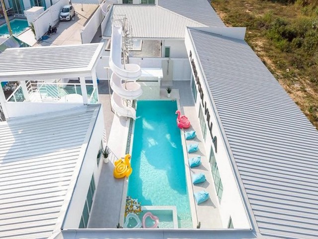 TEL:088-559 5199 คุณเอLine:https://line.me/ti/p/C0eGe0whLXBeatrice Pool Villa (เบียทริซ พูลวิลล่า)ราคาขาย 10.5 ล้านบาทค่าใช้จ่ายวันโอน 50/50การันตีค่าเช่า 3 ปี เดือนละ 110,000 บาทสัตว์เลี้ยงเข้าได้ รองรับสูงสุด 25 ท่านพูลวิลล่าหลังใหญ่ หรูหรา ใกล้หาดจอมเทียนสไลเดอร์ยาว 24 เมตร ฟังก์ชันครบในที่เดียวขนาดที่ดิน 120 ตารางวาข้อมูลบ้านพักบ้าน 6 ห้องนอน 7 ห้องน้ำห้อง 1: เตียง 6 ฟุตห้อง 2: เตียง 5 ฟุต + 5 ฟุตห้อง 3: เตียง 5 ฟุต + 5 ฟุตห้อง 4: �