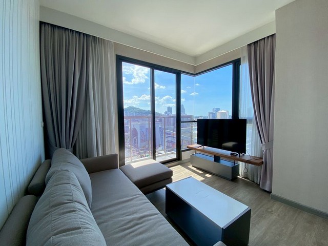 TEL:088-559 5199 คุณเอLine:https://line.me/ti/p/C0eGe0whLXให้เช่าคอนโด KEEN CENTRE SRIRACHAชั้น 12 วิวเมืองสวย ทำเลดีที่สุดใจกลางศรีราชาราคาเช่าเพียง 40,000 บาท/เดือนมัดจำ 2 เดือน - ล่วงหน้า 1 เดือนชั้น 12พื้นที่ใช้สอย 67 ตร.ม. 2 ห้องนอน 2 ห้องน้ำเฟอร์นิเจอร์ครบ พร้อมเข้าอยู่เครื่องใช้ไฟฟ้าครบชุด (ทีวี, แอร์, ตู้เย็น, ไมโครเวฟ, เครื่องซักผ้า ฯลฯ)ฟรี! บริการทำความสะอาดห้อง สัปดาห์ละ 2 ครั้งใช้ชีวิตสะดวก สบาย กับคอนโดหรู