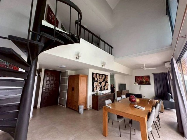 TEL:088-559 5199 คุณเอLine:https://line.me/ti/p/C0eGe0whLXPanchalae Boutique Residences (ปัญจ์ชาเล บูติค เรสซิเดนซ์)ขายห้อง Duplex ขนาดใหญ่ – ราคาปรับลงโควต้าต่างชาติราคา 8,500,000 บาท (ราคาลดลงแล้ว)ค่าโอน 50/50ชั้น 6พื้นที่ใช้สอย 160 ตร.ม.ห้อง Duplex ขนาดใหญ่3 ห้องนอน 2 ห้องน้ำจุดเด่นพิเศษ- ทำเลทองติดถนนเลียบชายหาดจอมเทียน- ใกล้ตลาดกลางคืน เดินไปได้ทุกอย่าง- ห้องสภาพสวย รีโนเวทใหม่ทั้งหมด- ดีลคุ้มค่า เหมาะสำหรับอยู่อาศัยและการลง�