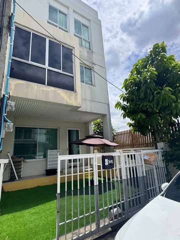 ด่วน ฟรีค่าโอน ขายทาวน์โฮม 3 ชั้น (มีดาดฟ้า) หลังริม ที่เยอะ กว้าง โล่ง เย็นสบาย ลมโกรกจนหัวปลิว!  3 ห้องนอน 3 ห้องน้ำ*** ราคาพิเศษเพียง 5.9 ล้านบาท ฟรีค่าโอนสนใจติดต่อ คุณแบงก์ โทร. 0840186122ID Line : 0840186122เป็นทาวน์โฮม-หลังริม (คล้ายบ้านแฝด) ด้านข้างและด้านหลังบ้านเป็นที่โล่งเตียน ไม่ติดบ้านใครที่ดินเนื้อที่ 41.5 ตร.วา ที่เยอะมาก มีสนามหญ้าเทียมและสวนหินที่ดินหน้ากว้าง 7.5 เมตร ลึก 