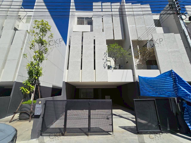 ให้เช่า ทาวน์โฮม นิว เวิร์ส กรุงเทพกรีฑา บ้านใหม่สวย ไม่เคยเข้าอยู่ ติดถนนเดินทางสะดวก หิ้วกระเป๋าพร้อมเข้าอยู่ แขวงทับช้าง เขตสะพานสูง กรุงเทพฯ ติดต่อสอบถามได้ค่ะรายละเอียด (Description)- พื้นที่ 28.1 ตร.วา- สูง 3 ชั้น- 3 ห้องนอน 4 ห้องน้ำ- 1 ห้องรับแขก 1 ห้องครัว- เครื่องปรับอากาศ 5 เครื่อง- ที่จอดรถ 4 คันการเดินทาง- ถนนกาญจนาภิเษก  170 เมตร- ถนนรามคำแหง  4.1 กิโลเมตร- MRT ศรีกรีฑา  6 กิโ�