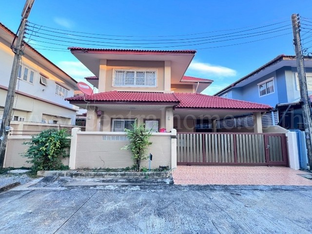 รหัสทรัพย์ N0847บ้านเดี่ยว หมู่บ้าน ปทุมวดี กรุงเทพ - ปทุมธานี บ้านสวย หลังริมที่ตั้ง : ตำบลบางหลวง อำเภอเมืองปทุมธานี จังหวัดปทุมธานี 12000รายละเอียดทรัพย์- บ้านเดี่ยว 2 ชั้น เนื้อที่ 49 ตารางวา&nbsp;พื้นที่ใช้สอย 140 ตารางเมตร&nbsp;- 4 ห้องนอน, 2 ห้องน้ำ, 1 ห้องเล่น, 1 ห้องครัว, 2 ที่จอดรถสิ่งอำนวยความสะดวก- สนามเด็กเล่น, สวนสาธารณะทำเล และสถานที่ใกล้เคียง- ห้างสรรพสินค้า บิ๊กซี ปทุ�