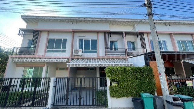 รหัสทรัพย์ &nbsp;N0829ทาวน์โฮม Pleno รัตนาธิเบศร์ - ชัยพฤกษ์ ถูกที่สุดในโครงการ พร้อมอยู่ที่ตั้ง&nbsp;: ถนนราชพฤกษ์-กาญจนาภิเษก ตำบลพิมลราช อำเภอบางบัวทอง จังหวัดนนทบุรี 11110รายละเอียดทรัพย์&nbsp;- พัฒนาโครงการ โดย บริษัท เอพี ไทยแลนด์ จำกัด (มหาชน) AP Thailand- ทาวน์โฮม 2 ชั้น เนื้อที่ 18&nbsp;ตารางวา ขนาดพื้นที่ใช้สอย 100&nbsp;ตารางเมตร- 3 ห้องนอน, 2 ห้องน้ำ, 1&nbsp;ที่จอดรถ, 1 ห้องครัว (ต่อเติมพื้นที่ด้าน�