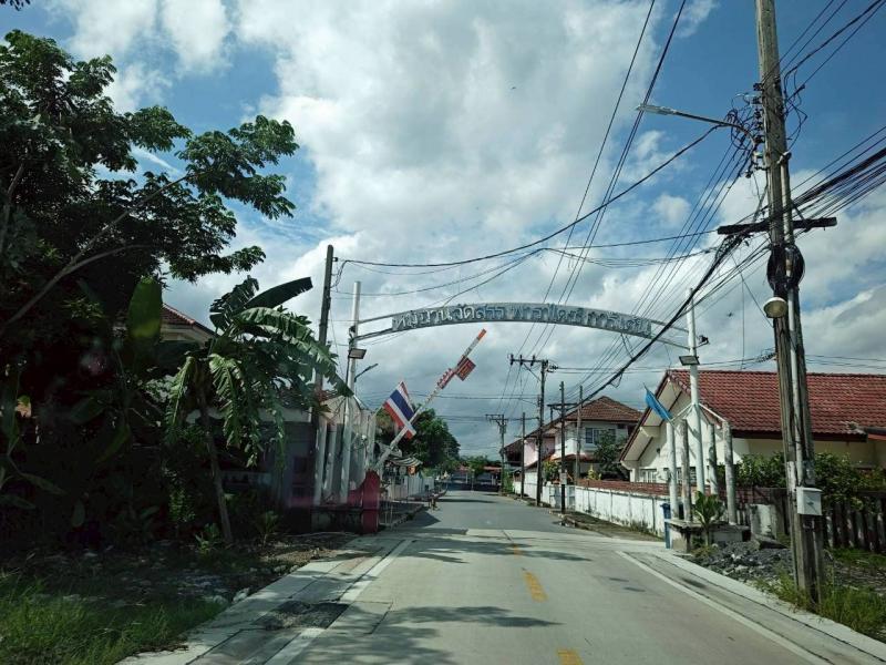 ขายบ้านพร้อมที่ดิน ทำเลดี หมู่บ้านพาราไดซ์การ์เด้นท์  เขตลาดกระบัง จังหวัดกรุงเทพมหานครที่ตั้ง : 9/38 ซ.ร่มเกล้า ถนนร่มเกล้า (6 เลน) 19 แขวงคลองสามประเวศ เขตลาดกระบัง จังหวัดกรุงเทพมหานคร 10520ขนาดพื้นที่ : 65 ตารางวา รายละเอียดบ้านเดี่ยว 2 ชั้น ต้องรีโนเวทก่อนเข้าอยู่-3 ห้องนอน-2 ห้องน้ำ จุดเด่นใกล้สนามบินสุวรรณภูมิ เคหะร่มเกล้า และสถานีรถไฟฟ้าสายสีส้มในอนาคตกำลังจ