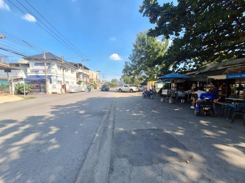 ##ขายที่ดินเปล่า 92 ตรว. ถมแล้ว ใกล้สถานีรถไฟฟ้าหลักหก, โรงเรียนสายปัญญารังสิตโซน : เมืองเอก รังสิต  ปทุมธานีที่ตั้ง :  ต.ประชาธิปัตย์  อ.ธัญบุรี  จ.ปทุมธานีลักษณะโดยทั่วไป- ที่ดินเปล่า ติดสถานีรถไฟฟ้าหลักหก, ม.รังสิต ปทุมธานี- เนื้อที่  92  ตรว. ติดโรงเรียนสายปัญญารังสิต, ถมแล้วเต็มพื้นที่- แปลงสวย ทำเลดี เดินทางสะดวก เข้าออกได้หลายเส้นทาง- ตั้งในแหล่งชุมชน ศูนย์กลาง