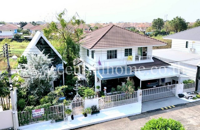 รหัสทรัพย์&nbsp; 6016ลดราคา บ้านเดี่ยว พฤกษ์ลดา รังสิต - คลอง 4 พร้อมเรือนรับรอง ที่ตั้ง :&nbsp;ถนนไสวประชาราษฎร์ คลอง 4 ตำบลลาดสวาย อำเภอลำลูกกา ปทุมธานี 12150รายละเอียด- ขนาดที่ดิน 72 ตร.ว.&nbsp; พื้นที่ใช้สอย 220 ตร.ม.- 3 ห้องนอน,&nbsp;3 ห้องน้ำ,&nbsp;1 ห้องรับแขก,&nbsp;1 ครัวฝรั่ง 1 ครัวไทย- เรือนรับรองสไตล์คาเฟ่ หรือจะเป็นห้องทำงาน- เฟอร์นิเจอร์บิ้วอินบางส่วน บิ้วอินห้องครัว&nbsp;- ตกแต่งสวนสไตล์คาเ�