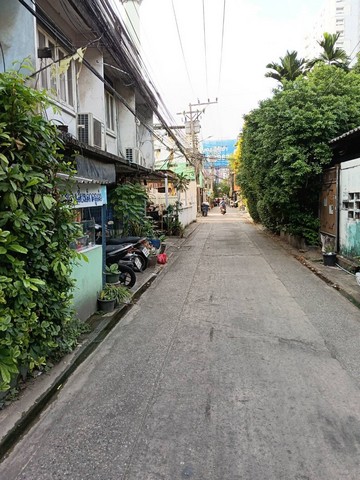 #ขายที่ดินเขตราชเทวี 383 ตารางวา กรุงเทพซอยรัชฏภัณฑ์ ​(หมอเหล็ง)​ พร้อมอาคารพาณิชย์​7คูหา#ราคาขาย 85,000,000 บาท ( แปดสิบห้าล้านบาท )#สนใจติดต่อสอบถาม โทร คุณสมชาย : 0892407496ฝากข้อความไว้ได้ครับเจ้าของขายเองครับนัดดูสถานที่จริงได้ครับ#รายละเอียดเพิ่มเติม- ที่ดินเป็นรูปสี่เหลี่ยมผืนผ้ากว้าง 28 เมตร​  ยาว 54 เมตรด้านหลังตึกแถวเป็นที่ดิน​ว่างมีป้ายโฆษณาขนาดใหญ่มาเช่าที่ด�