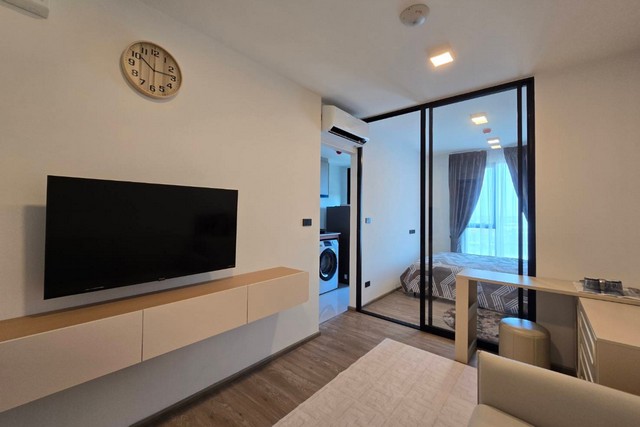 ให้เช่า ห้องใหม่ 10,000 บาทต่อเดือน แชปเตอร์ วัน ออล รามอินทรา .นักเรียนนักศึกษา พนักงานเดินทางสะดวก เหมาะกับไลฟ์ไตล์ใกล้ MRT ลาดปลาเค้า (สถานีสีชมพู) ระยะทางประมาณ 250 ม. เดินสบาย• ห้องแบบ 1 Bedroom• ขนาด 24 ตร.ม.• อาคาร B• ชั้น 8 • พร้อมเฟอร์ เครื่องใช้ไฟฟ้า บิวอินครบครัน สิ่งอำนวยความสะดวกในโครงการ สระว่ายน้ำ / Swimming Pool ฟิตเนส / Fitness ห้องประชุม / Meeting room ห้องดูหนัง ล็อบบี้ / Lobby ที่จอดรถฟรี 