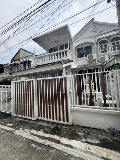 ให้เช่าทาวเฮาส์ 2 ชั้น ขนาด 25 ตรว. 2 นอน สุขุมวิท 93 ซอยพึ่งมี 11 เฟอร์ครบพร้อมเข้าอยู่*** ราคาเช่า 29,000 บาท / เดือน ต่อรองได้ติดต่อ:: ชยา โทร/ID Line:: 0942823961   Link Line:: https://line.me/ti/p/3xFA1An8Kcรหัส # T25-897ทาวเฮาส์ 2 ชั้น สุขุมวิท93ขนาด 25 ตรวา2 ห้องนอน (ห้องน้ำในตัวทุกห้อง) 3 ห้องน้ำ  จอดรถ ได้ 1 คันเฟอร์ ครบพร้อมเข้าอยู่ - เตียงนอน ตู้เสื้อผ้า โต๊ะเครื่องแป้ง- โต๊ะทำงาน- ทีวี- ชุดห้องรับแขก- ชุดโต๊ะอาหาร- ตู้เย็น- 