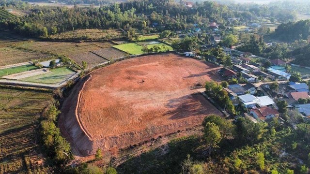 ขายที่ดิน 11ไร่ 50ตรว. 11.2ลบ. ไฟฟ้า น้ำประปาเข้าถึง อยู่หลังที่ว่าการอำเภอ ต.เม็งราย อ.พญาเม็งราย เชียงรายที่ดินเนื้อที่ 11 ไร่ 50 ตรว. ตำบลเม็งราย อำเภอพญาเม็งราย จังหวัดเชียงรายราคาขายยกแปลง  11,200,000 บาท พร้อมโอน (ค่าโอนคนละครึ่ง)ที่ดินเป็นที่เนิน วิวโดยรอบสวยงาม ไฟฟ้าและประปาเข้าถึง อยู่หลังที่ว่าการอำเภอ พญาเม็งราย อยู่ย่านชุมชนใกล้สถานีตำรวจ โรงพยาบาล โรงเรียน 