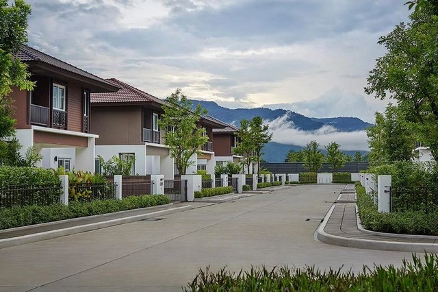 ให้เช่า 60,000 บาท/เดือน 60 ตรว. 4 นอน 3 น้ำ บ้านเดี่ยว 2 ชั้น #บุราสิริ #สันผีเสื้อ #อำเภอเมือง #เฟอร์นิเจอร์ครบ #หิ้วกระเป๋าพร้อมเข้าอยู่ #ใกล้รวมโชคเนื้อที่ 60 ตรว.พื้นที่ใช้สอย 175 ตรม.4 ห้องนอน 3 ห้องน้ำ1 ห้องรับแขก1 ห้องครัว2 ที่จอดรถบริ​การยื่น​สินเชื่อ​ทุก​ธนาคาร​ฟรี​ ไม่มีค่าใช้จ่ายเอกสารที่ใช้ยื่นแบงค์สำหรับพนักงาน​ทำงานประจำ1. สำเนาบัตรประชาชน2. สำเนาทะเบียนบ้าน3. �