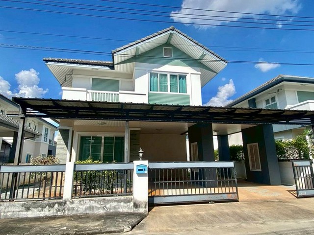 ให้เช่า 22,000 บาท/เดือน บ้านเดี่ยว 2 ชั้น #ภูฟ้าการ์เด้นท์โฮม4 – #สารภีบ้านสภาพดี ทำเลใกล้เมือง เดินทางสะดวก #หิ้วกระเป๋าพร้อมเข้าอยู่ รายละเอียดบ้าน3 ห้องนอน3 ห้องน้ำที่จอดรถ 2 คันค่าเช่า 22,000 บาท/เดือนฟรีฉีดปลวกทุก 3 เดือนฟรีค่าส่วนกลาง (ไม่รวมสระว่ายน้ำ & ฟิตเนส)#ไม่รับสัตว์เลี้ยงสัญญาเช่า ขั้นต่ำ 1 ปี สิ่งอำนวยความสะดวกภายในโครงการรปภ. 24 ชั่วโมงเข้า–ออกระบบคีย์ก