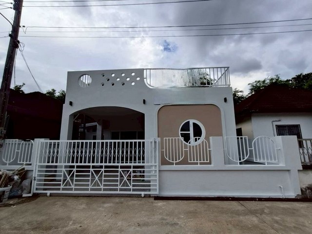 #โซนสุเทพ ขาย 3.49 ล้าน #หมู่บ้านริมดอย เชียงใหม่ บ้านเดี่ยวชั้นเดียว #สไตล์มินิมอล ทำเล A+++ #ใกล้กาดพยอม #มหาวิทยาลัยเชียงใหม่ เดินทางสะดวก รายละเอียดทรัพย์เนื้อที่ดิน 27 ตร.วาพื้นที่ใช้สอย 126 ตร.ม.2 ห้องนอน 2 ห้องน้ำ1 ห้องครัวห้องนั่งเล่นและห้องทานอาหารพื้นที่ดาดฟ้าพร้อมบันไดวนโรงจอดรถมีสวนเล็ก ๆ หน้าบ้านสำหรับปลูกต้นไม้ สถานที่ใกล้เคียง2.6 กม. เทศบาลตำบลสุเทพ, 7/11, Te