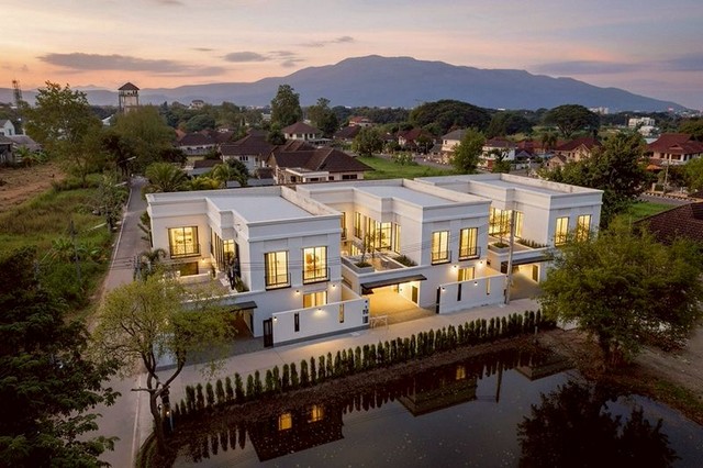 ราคาเริ่มต้นที่ 9.5 ล้าน #โซนป่าแดด  #แม่เหียะ #อ.เมือง บ้านสร้างใหม่ หลังใหญ่ 2 ชั้น บ้านสวย โปร่งโล่ง ทำเลดี ใกล้เมือง เดินทางสะดวก เหมาะทั้งซื้ออยู่เอง หรือปล่อยเช่า ทำเลเป็นที่ต้องการ ใกล้ห้าง ร้านอาหาร โรงเรียน และถนนสายหลัก เข้า–ออกเมืองง่ายมากรายละเอียดโครงการ (มี 3 หลัง)แปลง 1: 12.50 ล้านบาทแปลง 2: 9.50 ล้านบาทแปลง 3: 10.50 ล้านบาทโครงการมี Roof Garden ใช้จัดปาร์ตี้ / พักผ่อนส่