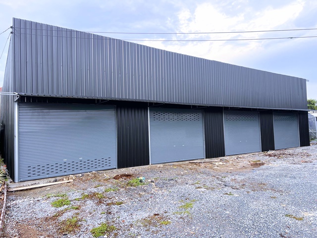 ถ.สารีบุตร-ฉลองกรุง ฉลองกรุง1-10 ให้เช่าโกดังใหม่ 300 ตร.ม. 75 ตร.วา.  ศูนย์กระจายสินค้า TAYWIN 1.1 กม. ติดถนนใหญ่  แยกสารีบุตร-ทับยาว เหมาะกับคลังสินค้า  เดินทางสะดวก รถเข้าได้ทุกชนิด  49,999 B-M.  เลียบคลองมอญ สโมสรกีฬาเอชแอนด์เอ 1.0 ม.Saribut Chalong Krung Road Sariputra ChalongKrung1-10 H&A Sports Club 1m. New warehouse for rent 300 sq.m. 75 sq.wa. TAYWIN Distribution Center 1.1 km. on the main road Saribut Thap Yao intersection Suitable for warehousing easy access for all types of vehicles 49,999 B-M. Along Khlong Mon   เลียบคลองมอญ ถ. สารีบุตร-ฉลองกรุง  แขวงทับยา�