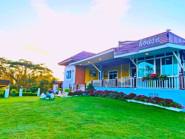 ให้เช่าบ้านพักสไตล์รีสอร์ตในเขาใหญ่-ปากช่อง  วัดลำทองหลาง 1.9 กม. 200ตร.วา. 180 ตร.ม. 2นอน 2 น้ำ รร.บ้านลำทองหลาง 1.8 กม. 25,898 B-M. บรรยากาศ เงียบสงบ ร่มรื่น วิวภูเขา ทิวทัศน์ที่ยอดเยี่ยมของภูเขา ธรรมชาติที่งดงาม ทองสมบูรณ์ 7 กม. แหล่งท่องเที่ยวที่ยอดเยี่ยม ถ. มิตรภาพสายเก่า for rent in Khao Yai-Pak Chong. Wat LamThongLang 1.9km. Resort-style house 200sq.wa. 180 sq.m. 2 bed 2 bath Ban Lam Thong Lang School 1.8 km. 25,898 B-M. Quiet peaceful and shady atmosphere. Excellent mountain views. Beautiful nature. Thong Somboon 7 km. Excellent tourist attraction. Old Mit