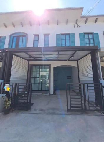 บ้าน หมู่บ้านอณาสิริ รามคำแหง พร้อมอยู่ ทาวน์โฮม2ชั้น ทิศเหนือ• พื้นที่ 17ตารางวา• 3 ห้องนอน 3 ห้องน้ำ  1 ห้องครัว 1 ห้องรับแขก• ที่จอดรถ 1 คัน  (มีเนื้อที่เหลือ)แอร์จำนวน4ตัวทีวี,ตู้เย็น ,ไมโครเวฟ,เครื่องซักผ้าโต๊ะทานข้าว 4-5 ที่นั่ง ,โซฟา เตียงนอน 6 ฟุต พร้อมตู้เสื้อผ้า โต๊ะแต่งหน้าเตียงนอน 5 ฟุต 1 ห้อง พร้อมตู้เสื้อผ้า หน้าบ้านต่อเติมหลังคามีระแนงกั้นความเป็นส่วนตัว�