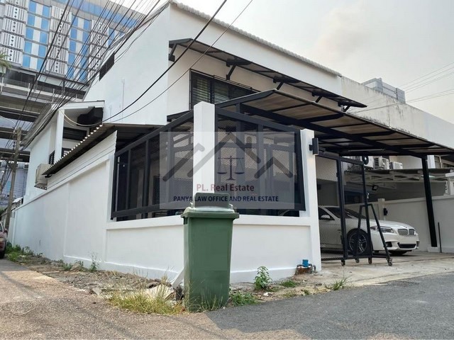 ขายทาวน์เฮ้าส์ 2 ชั้น ย่านลาดพร้าว 26 หลังมุม เหมาะทำโฮมออฟฟิศ พักอาศัย หรือให้เช่าเดินทางสะดวก เข้าออกได้หลายเส้นทาง ใกล้ MRT ลาดพร้าว เพียง 500 เมตรราคาขาย 15,000,000 บาทที่ตั้ง ถนนลาดพร้าว ซอยลาดพร้าว 26 แขวงจอมพล เขตจตุจักร กรุงเทพมหานคร 10900ติดต่อ : คุณภัสพงณ์ 0634098164Line : binkem22https://www.facebook.com/profile.php?id=61581484955548เนื้อที่ 48 ตารางวา จำนวน 2 ชั้น 3 ห้องนอน 3 ห้องน้ำ จอดรถ 2 คันซอยลาดพร้าว 26 หลังมุม เหมา�