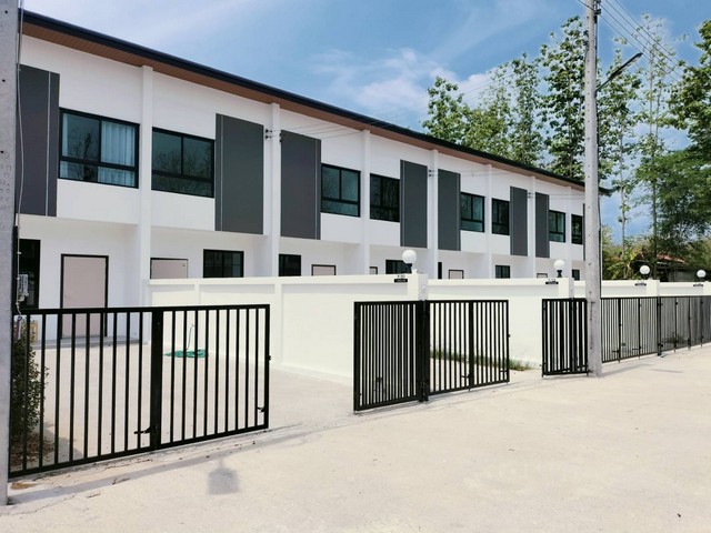 ขายทาวน์โฮม 2นอน 2น้ำ เริ่ม 20.3-21.0 ตรว. พื้นที่ใช้สอย 70.9 ตรม.ราคาเริ่ม 1,190,000บ. ฟรีโอน ของแถมต.ยุหว่า อ.สันป่าตอง เชียงใหม่ราคา 1,190,000 บาท ฟรีโอนถ้าตกแต่งพร้อมเฟอร์ แบบบ้านตัวอย่าง เพิ่ม 120,000 บาทจองเพียง 5,000 บาท ดำเนินการเรื่องสินเชื่อฟรีบ้าน 2 ชั้น เนื้อที่ 20.3-21.0 ตรว.  พื้นที่ใช้สอย 70.9 ตรม.2ห้องนอน2 ห้องน้ำ1 ห้องโถงใหญ่1 ห้องครัว1 จอด หน้าบ้าน จอดรถ ได้ 2 คันไม่มีค่าส่วนกลาง ฟรี โอนฟร