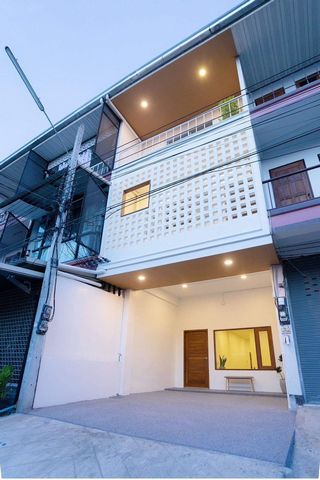 โซนแม่เหียะ ขาย 3.2 ล้าน ทาวน์เฮาส์​ 3 ชั้น #วิวดอยสุเทพ #รีโนเวทใหม่ #สไตล์มินิมอล โทนอบอุ่น เพื่อนบ้านน่ารัก ใกล้ถนนหลัก #ค้าขายได้ #ใกล้ศูนย์เวชศาสตร์ผู้สูงอายุ​ #ใกล้สนามบิน #น้ำไม่ท่วมขนาด 21 ตร.ว. พื้นที่ใช้สอยจริง 200 ตร.ม. 4 ห้องนอน 3 ห้องน้ำห้องโถงห้องครัว1 ที่จอดรถ ** รถเล็กจอดได้ 2 คันตกแต่งเฟอร์นิเจอร์ เครื่องใช้ไฟฟ้า แอร์ ทีวี หิ้วกระเป๋ามาได้เลยสถานที่ใกล้เ�