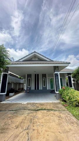 ขายต่ำกว่าราคาตลาด สุดคุ้ม 2.39 ล้าน 94.5 ตรว. #โซนหางดง บ้านชั้นเดียว ทำเลทอง #ใกล้บ้านถวาย #น้ำไม่ท่วม เหมาะสำหรับครอบครัว หรือผู้ที่มองหาทรัพย์เพื่อทำ โฮมออฟฟิศ / ปล่อยเช่า ใกล้เมืองเนื้อที่: 94.5 ตร.ว.พื้นที่ใช้สอยลงตัว3 ห้องนอน | 3 ห้องน้ำของแถม: พร้อมเฟอร์นิเจอร์บางส่วน บ้านพร้อมอยู่ ไม่ต้องรีโนเวทจุดเด่นทำเลติดชุมชนบ้านถวาย – ศูนย์กลางงานไม้แกะสลักและของตกแต�