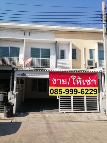ขายพร้อมผู้เช่า ทาวน์เฮ้าส์ 2 ชั้น The Connect 2 แจ้งวัฒนะ ในเมืองทองธานี หมู่บ้านอยู่ติดอิมแพคเมืองทองธานี ปรับปรุงใหม่ทั้งหลัง อนาคตมีสถานีรถไฟฟ้าเมืองทองธานีอยู่หน้าหมู่บ้าน หรือเดินทางด้วยรถก็สะดวกอยู่ใกล้ทางขึ้นลงทางด่วนทางออกแจ้งวัฒนะและเมืองทองธานี อยู่ใกล้ถนนแจ้งวัฒนะ ถนนติวานนท์ แยกปากเกร็ด มียามตลอด 24 ชั่วโมง มีสวนหย่อมในหมู่บ้านเนื้อที่ ที่ดิ