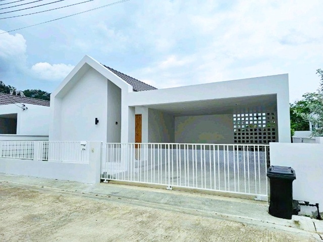 รร.สองคอนวิทยาคม 6 กม.3นอน 3น้ำ 220 ตร.ม.ให้เช่าบ้านเดี่ยวมินิมอล 1 ชั้น 54 ตร.วา.แก่งคอย สระบุรี เขาพระพุทธ​บาทน้อย 1.1 กม.  แก่งคอย มีสวนกลางบ้าน ร่มรื่น พร้อมเฟอร์ฯ 14,998B-M.หล่งท่องเที่ยว ทุ่งสิริสมัย​ วัดพระพุทธบาทน้อย เดินทางสะดวกสบาย รถไม่เยอะ ถ.มิตรภาพ พิพิธภัณฑ์หอมนสิการ 1.0 กม. Minimalist single-story house for rent KaengKhoi Saraburi  3 bed 3 bath  KhaoPhra Phutthabat Noi 1.1km.  54 sq.wa. 220 sq.m. Kaeng Khoi. Features a shady central garden and comes fully furnished. 14,998 B-M. Near Songkhon Wittayakom School 6 km. Prime lo