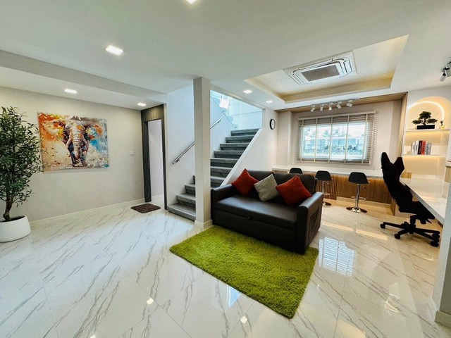 ปล่อยเช่าบ้าน 2 ชั้น หลังมุม ขนาด 36 ตรว. 300 ตรางเมตร ซอยรัชดา 18 บ้านสวยตกแต่งใหม่ เฟอร์นิเจอร์ครบพร้อมอยู่ ในหมู่บ้าน ปลอดภัยไม่มีโจร เพื่อนบ้านดีไม่มีปัญหา จอดรถหน้าบ้านได้ 1-2 คัน***อนุญาตสำหรับคนที่อยากทำธุรกิจ สามารถเช่าแล้วปล่อยทำ Air Bnb ได้ ให้คำปรึกษาบอกวิธีทำกำไร ได้เลย***** ราคาปล่อยเช่า 99,000 : เดือน (ประกัน 3 เดือน ล่วงหน้า 1 เดือนเนื่องจากเครื่องใช้ไฟฟ้า และ เฟอ�