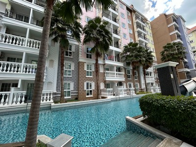 คอนโดหรูสไตล์รีสอร์ท สำหรับครอบครัวระดับพรีเมียมที่มีลูกเล็กและชอบใช้ชีวิตนอกบ้าน เด่นด้วยห้องแบบ 3 ห้องนอน พร้อมสระว่ายน้ำส่วนตัวหน้าห้อง ให้ลูกๆ เล่นน้ำได้อย่างปลอดภัย และผู้ปกครองพักผ่อนได้แบบเป็นส่วนตัว เหมาะทั้งอยู่อาศัยจริงและบ้านพักตากอากาศของครอบครัวที่รักประสบการณ์. ขายคอนโดหรู ชั้น 1 พร้อมสระว่ายน้ำส่วนตัว โครงการ เซเว่น ซีส์ โค้ด ดิ อะ