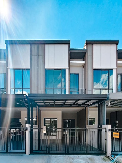 ขายทาวน์โฮม 2 ชั้น วี คอมพาวด์ บางนา-ศรีนครินทร์ V Compound Bangna-Srinakarin build-in ครัวต่อเติมเต็มพื้นที่ พร้อมเข้าอยู่ ใกล้สารสาสน์วิเทศสุวรรณภูมิ*** ราคาขายเพียง 2.99 ล้านบาท ติดต่อ:: คุณชยา โทร/ID Line:: 0942823961   Link Line:: https://line.me/ti/p/3xFA1An8Kcรหัส# T25-909ทาวน์โฮม 2 ชั้น วี คอมพาวด์ บางนา-ศรีนครินทร์ V Compound Bangna-Srinakarin• TYPE Purpose (หน้ากว้าง 5.7 ม.)• ขนาดที่ดิน 19.9 ตร.ว. • พื้นที่ใช้สอย 123 ตร.ม.• 2 ห้องนอน + • 3 ห้องน้ำ • 1 เอนกประสงค์ [ฝ้าเพดา�