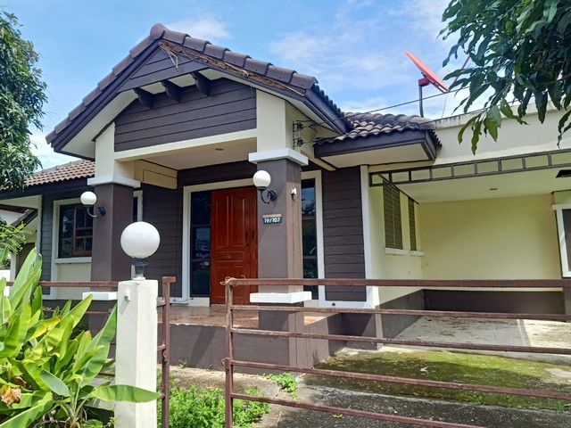 ขายบ้านเดี่ยว 3นอน2น้ำ 104ตรว. 2.19ลบ. หลังมุม หมู่บ้านกรีนปาร์ค ใกล้ตลาดจตุจักร ต.ป่าสัก เมืองลำพูนขายบ้านเดี่ยว พื้นที่  104 ตรว. 2 โฉนด ละ 52 ตรว.3 ห้องนอน 2 ห้องน้ำ 1 ห้องโถง 1 ห้องครัว1 อาคาร แยกออกมา ติดหัวมุม ไว้ทำ อ๊อฟฟิต หรือ ค้าขายได้เครื่องใช้ไฟฟ้า แอร์ เครื่องทำน้ำอุ่น ตูู้ เตียง- ขาย 2.19 ล้านบาท (2,1900,000 บาท) ลดจาก 2.9 ล้านบาท ต่อรองได้- พร้อมผู้เช่า ได้ค่าเช่าเดือนละ 7000 บาท สั�