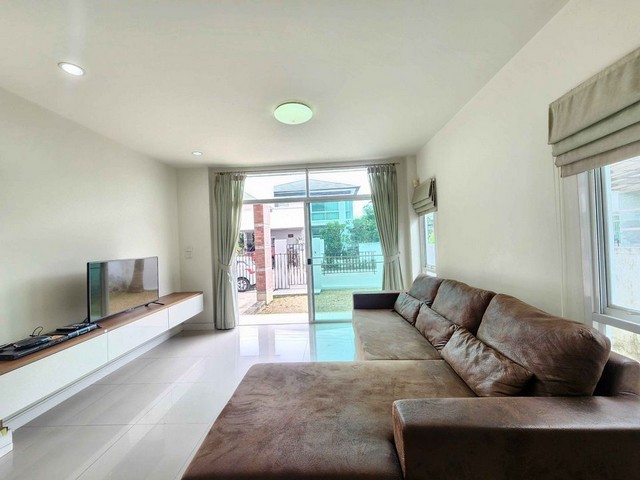 RHT2435ให้เช่าบ้านเดี่ยวย่านสะพานสูง มิสทีน หมู่บ้านสัมมากร ซอยรามคำแหง 162/1ใกล้สถานีรถไฟฟ้าสายสีส้ม ประมาณ 150 เมตร (สถานีสี่แยกมิสทีน , สถานีตลาดธนาธร)ค่าเช่า 30,000 บาทต่อเดือนติดต่อ : คุณเจี๊ยบ092-851-6969 (เบอร์นี้แอดไลน์ได้คะ)ID Line :keti2522รหัสประกาศ RHT2435ให้เช่าบ้านเดี่ยว หมู่บ้านสัมมากร ซอยรามคำแหง 162/1 พร้อมอยู่ เดินทางสะดวกใกล้รถไฟฟ้าขนาด 50 ตารางวา 4 ห้องนอน 3 ห้องน้ำ 1ห้องครัว 1ห้