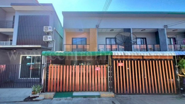 รหัสทรัพย์ N0897ทาวน์โฮม ฉัตรไพลิน ลาดหลุมแก้ว รีโนเวท พร้อมอยู่ ราคาถูกที่ตั้ง :&nbsp;ถนนเลียบคลองใหญ่ ตำบลลาดหลุมแก้ว อำเภอลาดหลุมแก้ว จังหวัดปทุมธานี 12140รายละเอียดทรัพย์- ทาวน์เฮ้าส์&nbsp;2 ชั้น เนื้อที่ 16 ตารางวา&nbsp;พื้นที่ใช้สอยประมาณ 74 ตารางเมตร&nbsp;- 2 ห้องนอน, 2 ห้องน้ำ, 1 ห้องนั่งเล่น, 1 ห้องครัว, 1 ที่จอดรถ- แอร์ 1 เครื่อง, ต่อหลังคาโรงจอดรถ และ ต่อเติมหลังคาห้องครัว- พื้นช�