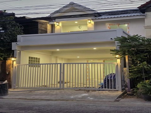 PB5937ขายทาวเฮ้าส์ 2 ชั้น รีโนเวทใหม่ทั้งหลัง หมู่บ้านพิมพ์ทอง ซอยลาดพร้าว101 ใกล้ MRTลาดพร้าว 101ติดต่อ คุณปอ : 061 619 8565ID line: 061 619 8565แอดไลน์กดที่ลิงค์นี้ได้เลยครับ : https://line.me/ti/p/zu0mm-ozFXติดต่อ คุณบิว : 081 252 3279 ID line: 061 787 9691แอดไลน์กดที่ลิงค์นี้ได้เลยครับ : https://line.me/ti/p/SR5Ehdv_q-ราคา 2,990,000 บาท- ขายทาวเฮ้าส์ 2 ชั้น หมู่บ้านพิมพ์ทอง ซอยลาดพร้าว 101- ขนาดที่ดิน 20 ตารางวา- 2 ห้องนอน 2 ห้องน้ำ- 2 ที่จอดรถ (ในบ้าน 1 นอกบ้าน 1)- รี�