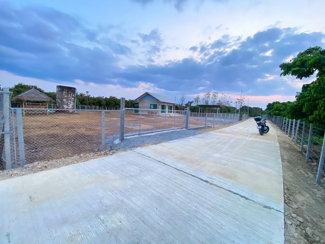 ขายที่ดิน 2งาน 699,000บาท ฟรีโอน ถม รั้ว ถนน ไฟฟ้า ประปา ต.ท่าวังพร้าว อ.สันป่าตอง เชียงใหม่ที่ดินเชียงใหม่ ถูกสุด ลดพิเศษ เนื้อที่ดิน 200 ตรว.ราคา 699,000 บาท ฟรีโอนมีไฟฟ้า มีประปา มีเพื่อนบ้าน ถนนคอนกรีต กว้าง 5 เมตรถมดิน ล้อมรั้วตาข่ายเหล็กแล้วมีบ่อน้ำบาดาล ถังคอนกรีตเก็บน้ำ ในแปลงห่างสนามบินเชียงใหม่ 35 กม./40 นาทีที่ตั้ง: ตำบลท่าวังพร้าว อำเภอสันป่าตอง จังหวัดเชียงใหม�