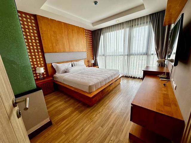 TEL:088-559 5199 คุณเอLine:https://line.me/ti/p/C0eGe0whLXให้เช่า / Ladda Plus Condo Sriracha  คอนโดใจกลางศรีราชา  เช่า 15,000 บาทต่อเดือน (รวมค่าส่วนกลาง) จ่ายล่วงหน้า 1 เดือน, ประกัน 2 เดือนชั้น 6 ตึก A Seaview ขนาด 48 ตรม. 1 ห้องนอน1 ห้องน้ำ1 ห้องนั่งเล่น + ห้องครัวเฟอร์นิเจอร์แต่งครบพร้อมเข้าอยู่เฟอร์นิเจอร์ภายในห้อง- เตียงขนาด 5 ฟุต- ตู้เสื้อผ้า- โซฟา- โต๊ะทำงาน เก้าอี้- โต๊ะกลาง- อ่างอาบน้ำ- เครื่องครัวครบ setเครื่องใช้ไฟฟ้า: - แอ