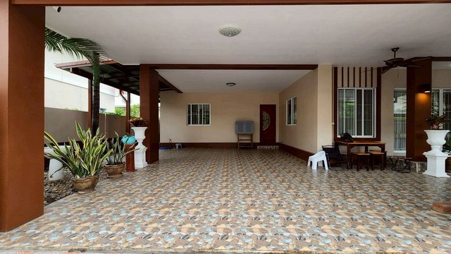 บ้านเดี่ยวให้เช่า 40,000 บาท/เดือน #กาญจน์กนกวิลล์15 #สารภี บ้านสวยหลังใหญ่ 2 ชั้น ตกแต่งครบ พร้อมเข้าอยู่ ทำเลดี เดินทางสะดวก อาศัยสบาย เหมาะทั้งครอบครัวไทย และต่างชาติ รายละเอียดบ้าน พื้นที่ใช้สอย 223 ตร.ม. บนที่ดิน 76 ตร.วา 4 ห้องนอน 4 ห้องน้ำ ทุกห้องเป็นห้องน้ำในตัว ห้องนอนใหญ่เตียง 6 ฟุต + Built-in + ตู้เสื้อผ้าเซตใหญ่เพิ่มอีก 1 ชุด โซฟา 1 ชุด ทุกห้องน้ำมีเครื่องทำน้ำอุ่น ห้อ�