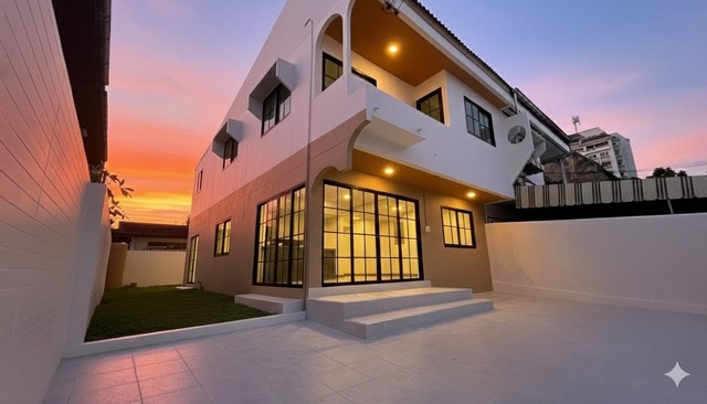 ขายบ้าน ลาซาล บางนา 45 ตารางวา ใหม่ พร้อมอยู่ ทำเลดี ราคาพิเศษสนใจ ติดต่อ 061-624-7988ต้องการขายบ้าน 45 ตารางวา4 ห้องนอน 3 ห้องน้ำ 2-3 ที่จอดรถมีห้องนอนชั้นล่าง พื้นที่ใช้สอยในบ้านเยอะมากซอยสงบ ส่วนตัว แต่ทำเลดีมากสามารถเข้าได้ทั้งจากบางนาตราด และ ซอยลาซาลใกล้ห้าง Bangkok Mall / ลาซาล อเวนิว Bangkok Patanaราคาพิเศษเพียง 6.6 ล้าน เท่านั้นสนใจติดต่อ 061-624-7988