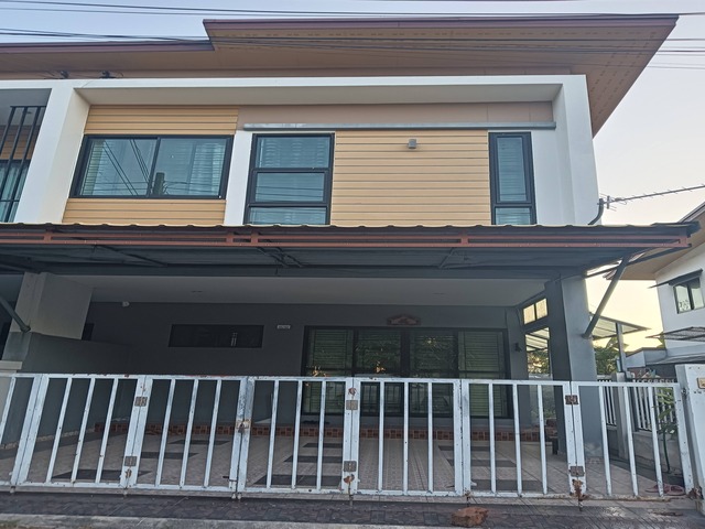 F0160ให้เช่าทาวน์โฮม 2 ชั้นสภาพดีพร้อมเฟอร์นิเจอร์โครงการหมู่บ้าน the perfect home town-มีพื้นที่ 24 ตารางวา-3 ห้องนอน-3 ห้องน้ำ-1 ห้องครัว-1 ห้องโถง*เฟอร์นิเจอร์-แอร์ 2 ตัว-ตู้เสื้อผ้า 2 หลัง-ที่นอน 6 ฟุต 1ที่ตั้ง.หมู่บ้าน the perfect home town ถนนมิตรสัมพันธ์ ตำบลอ่างศิลาอำเภอเมืองชลบุรี จังหวัดชลบุรี*สถานที่ใกล้เคียง-โรงเรียนอ่างศิลาพิทยาคม-tesco lotus-ร้านกาแฟจารุ*ราคาเช่า.6,500 บาทต่อเดือน*เงื่อนไขใน