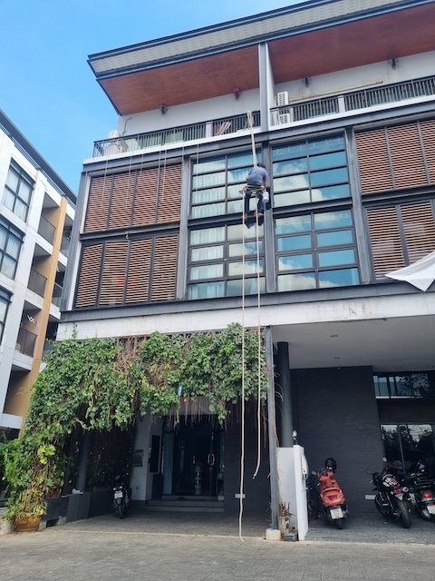 BH3824 ให้เช่าโฮมออฟิศ 5 ชั้น สไตล์ลอฟท์ ลาดพร้าว ใกล้รถไฟฟ้าลาดพร้าว 83Agent คุณบัวโทร 0936464597LINE ID Bua093ค่าเช่า 60,000 บาทต่อเดือนรายละเอียดทรัพย์ประเภท โฮมออฟิศให้เช่าจำนวนชั้น 5 ชั้น แบบเล่นระดับเนื้อที่ 21 ตารางวารูปแบบอาคาร สไตล์ลอฟท์ห้อง Double Space โปร่ง โล่งมีหน้าต่างทุกชั้น อากาศถ่ายเทดีตกแต่งผนังกรีนวอลล์ เหมาะกับสายครีเอทีฟ CG และสตูดิโอที่จอดรถ 2 คันภายใน และจอดซ้อนเพิ่ม�