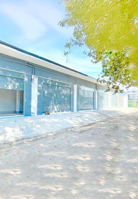 เมืองแปดริ้ว 2.8 กม.แหล่งช้อปปิ้ง ให้เช่าตึกแถว 1 ชั้น 35 ตร.ม. 9,998 B-M.ตลาดบ้านใหม่ ถ.มหาจักรพรรดิ์ จุลละนันท์  ศาลากลาง ฉะเชิงเทรา 400 ม. ทำเลติดถนน ใกล้ศูนย์ราชการ เหมาะทำร้านอาหาร ม.ราชภัฏราชนครินทร์ 1.7 กม. 1 นอน 1 น้ำ น้ำไหลแรง Ban Mai Market Paed Riow City 2.8 km. Shopping area Mahachakraphat Chulanant Road. strong water pressure 9,998B-M. Chachoengsao Provincial Hall 400 m. 1-story shophouse for rent 35 sq.m. Prime location on the main road near government offices Suitable for a restaurant Rajabhat Rajanagarindra University 1.7 km. 1 bed 1 bath เทศบาลเมืองฉะเชิงเทรา 300 ม. มหา�