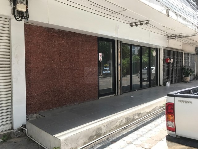 ให้เช่าอาคารพาณิชย์ 3 ชั้น 180 ตรม. สุขุมวิท 71 ปรีดีพนมยงค์ 26 ตกแต่งภายในเรียบร้อย พร้อมดำเนินกิจการ ใกล้ BTS พระโขนง *** ราคาเช่า 60,000 บาท/เดือน  ติดต่อ:: คุณชยา โทร/ID Line:: 0942823961   Link Line:: https://line.me/ti/p/3xFA1An8Kcรหัส# T25-922อาคารพาณิชย์ 3 ชั้น สุขุมวิท 71 ปรีดีพนมยงค์ 26ตกแต่งภายในเรียบร้อย พร้อมดำเนินกิจการได้ทันที ใกล้ BTS พระโขนง• พื้นที่ใช้สอยรวม 180 ตร.ม.• แบ่งกั้นห้องภายใน 3 ห้อง• มี ห้องเก็บของ (Storage)• �