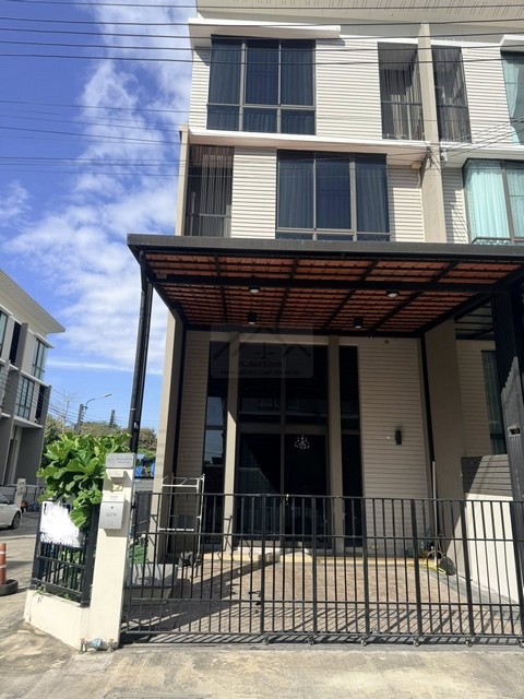 ให้เช่า-ขายทาวน์โฮม 3.5 ชั้นหลังมุม โครงการ พาทิโอ  พัฒนาการ 32 Patio Pattanakarn32 ใกล้เอกมัย สุขุมวิท ทองหล่อ*** ราคาเช่า 40,000 บาท/เดือน *** ราคาขาย 7.99 ล้านบาทติดต่อ:: คุณชยา โทร/ID Line:: 0942823961   Link Line:: https://line.me/ti/p/3xFA1An8Kcรหัส# T25-920ทาวน์โฮม 3.5 ชั้นหลังมุม โครงการ พาทิโอ  พัฒนาการ 32 Patio Pattanakarn32 เนื้อที่ 23.7 ตร.ว. พื้นที่ใช้สอย 195 ตร.ม.3 ห้องนอน3 ห้องน้ำ1 ห้องอเนกประสงค์2 ที่จอดรถเครื่องปรับอากาศ 5 เครื่อง ฟรีค่าส่วนกลาง 1 �