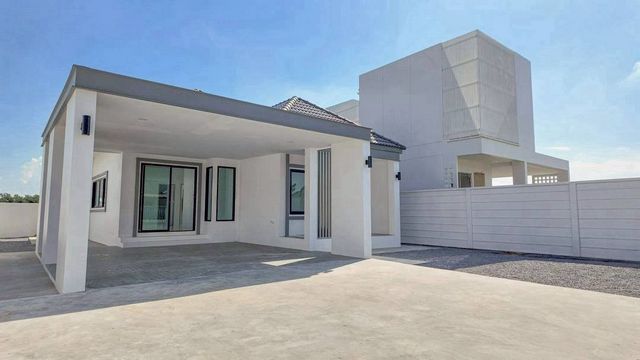 ขายต่ำกว่าราคาประเมิน เพียง 2.68 ล้าน #ดอนแก้ว #สารภี บ้านสร้างใหม่ #Modern Contemporary พื้นที่กว้าง ราคาดี เกินคุ้ม! #หิ้วกระเป๋าพร้อมเข้าอยู่ได้เลยรายละเอียดบ้านเนื้อที่ดิน 75 ตร.วาพื้นที่ใช้สอย 110 ตร.ม.3 ห้องนอน2 ห้องน้ำโรงจอดรถ 2 คันโอกาสพิเศษสำหรับคนที่มองหาบ้านใหม่ใกล้เมือง บนทำเลศักยภาพ ใกล้วงแหวนรอบ 3 เดินทางสะดวก ใกล้แหล่งธุรกิจ และโรงเรียนนานาชาติหลายแห่งราคาพิเ�